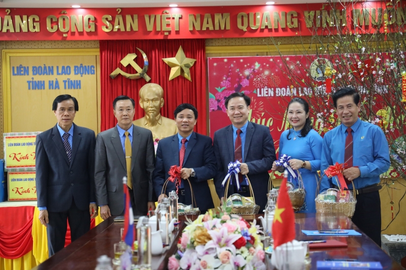Đoàn công tác Liên hiệp Công đoàn tỉnh BolyKhămxay chúc Tết cán bộ, đoàn viên, CNVCLĐ và công đoàn tỉnh Hà Tĩnh. 